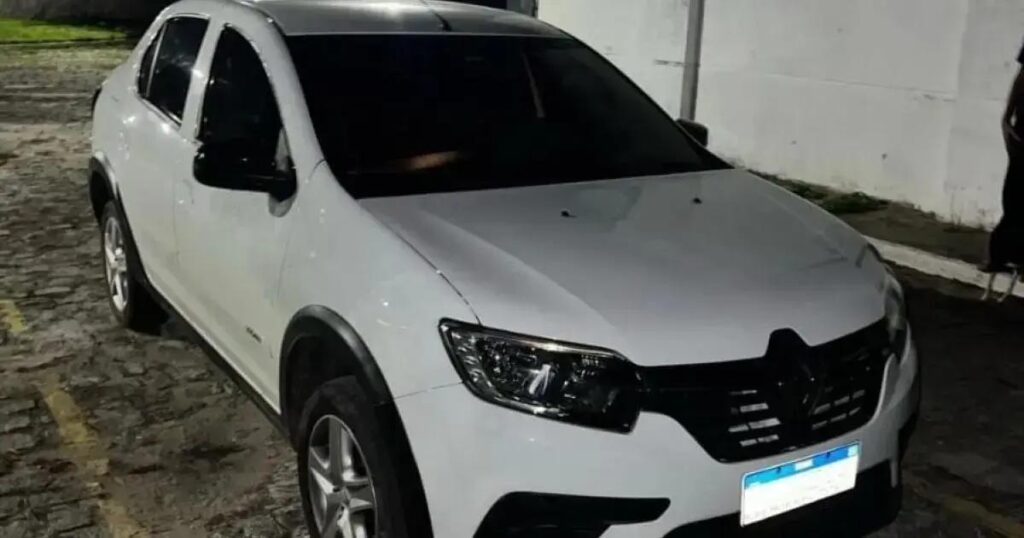 Foragido da Justiça é preso dirigindo veículo clonado em Lauro de Freitas