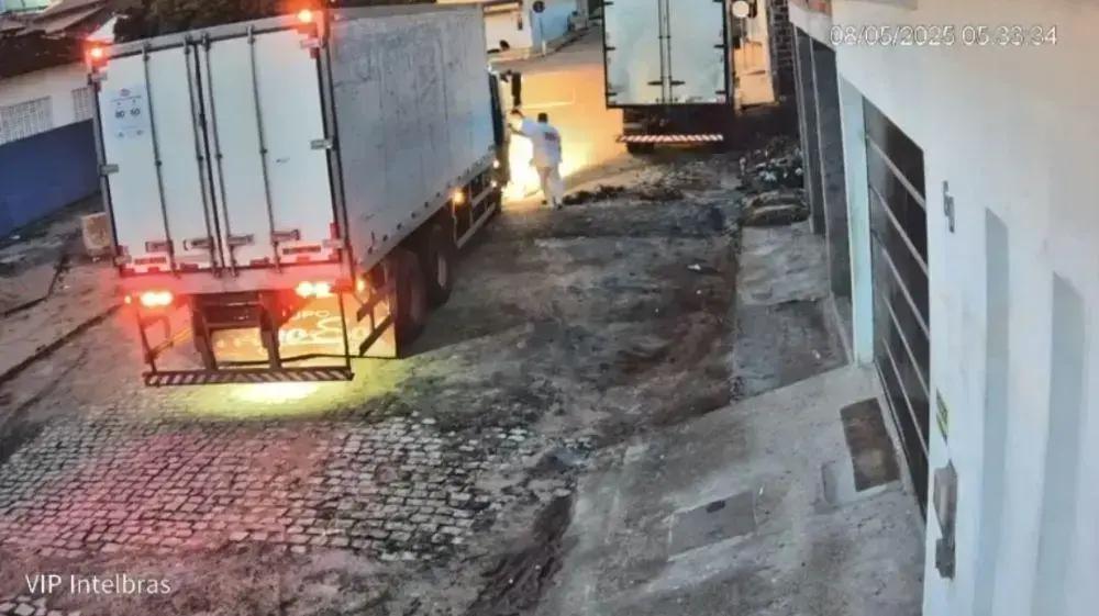 Funcionários da Frangosul são flagrados danificando quebra-molas em Potiraguá