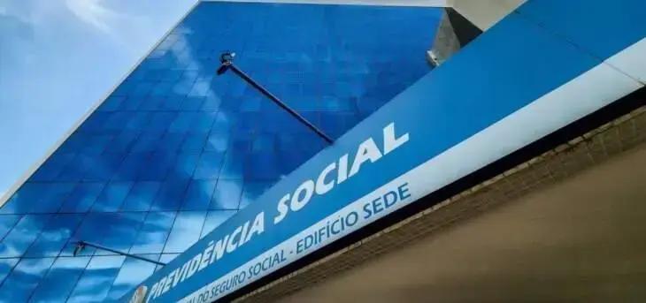 Governo Lula inicia bloqueio de bens de associações suspeitas de fraudes no INSS