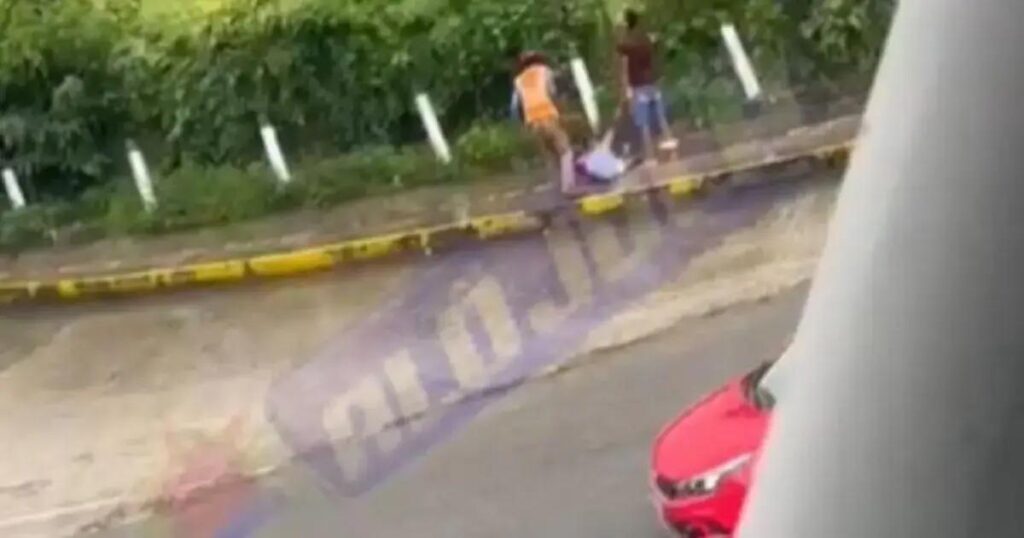 Homem agredido por populares após ser acusado de assaltos na Bahia