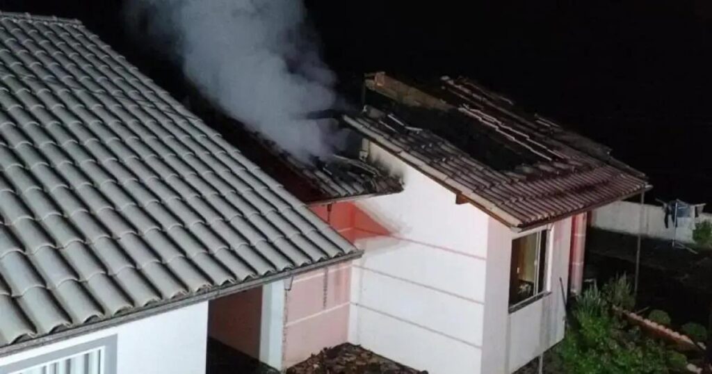 Homem agride companheira e incendeia casa em Santa Catarina