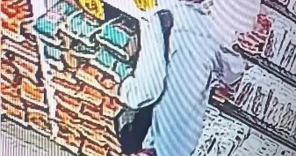 Homem é flagrado furtando carnes em supermercado de Cruz das Almas