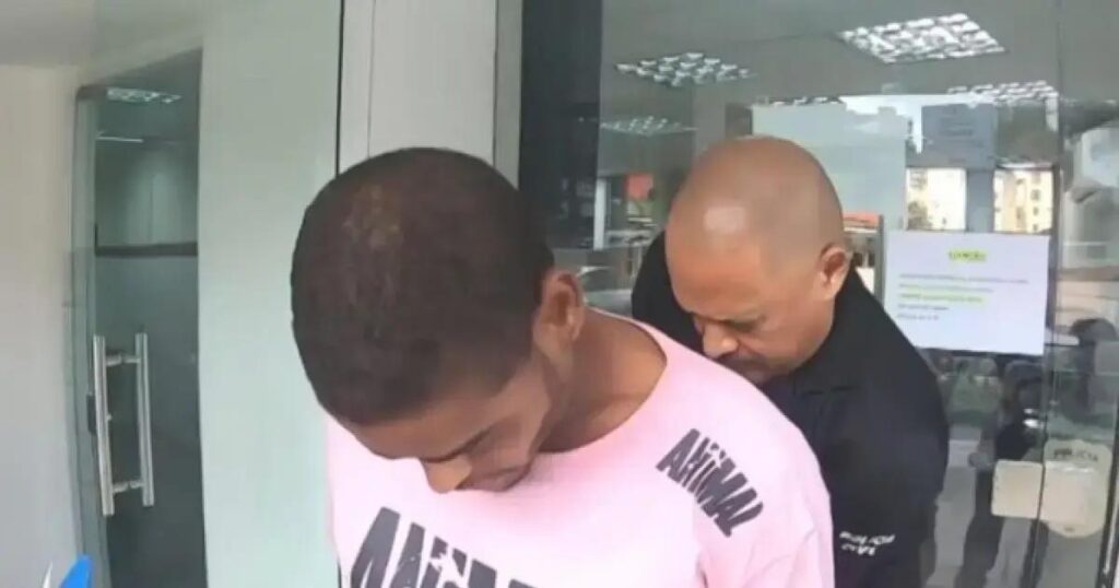 Homem é preso após assaltar ônibus com peixeira em Salvador