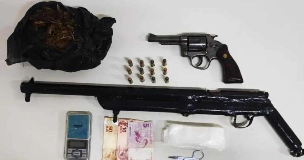 Homem é preso com armas e drogas em Lapão durante operação da PM