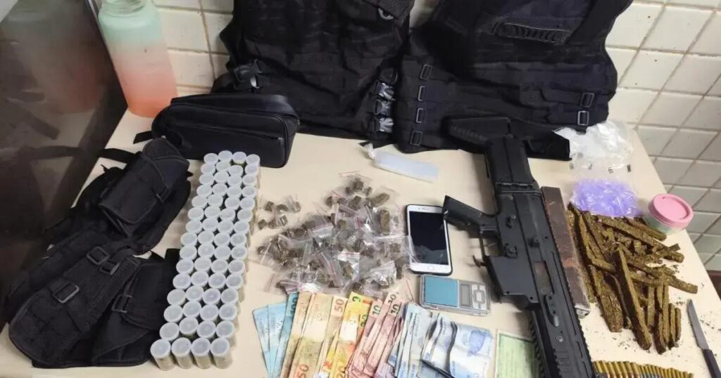 Homem é preso em Paripe com submetralhadora e drogas
