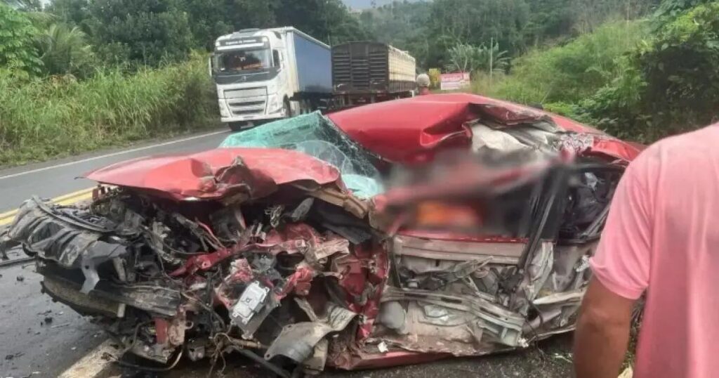 Idoso de 77 anos morre em colisão entre carro e caminhão na BR-101