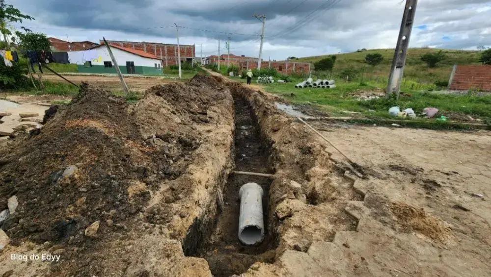 Intervenções no Bairro Nova Potiraguá: Saneamento e Patrolamento