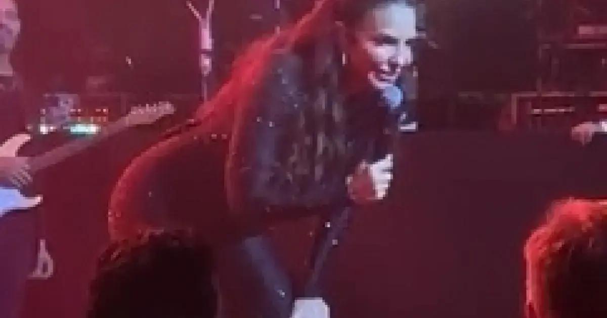 Ivete Sangalo faz humor sobre reconhecimento facial em show no Yacht Clube