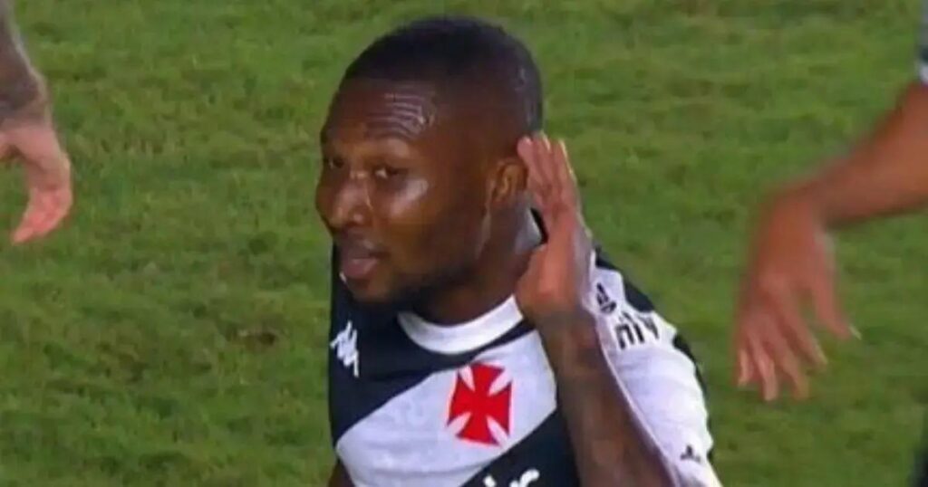 Loide ironiza Diniz após chute que garantiu classificação do Vasco