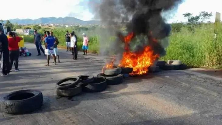 Moradores de Itambé protestam contra fechamento de hospital