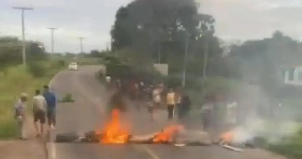 Moradores se mobilizam em manifestação no interior da Bahia após acidente