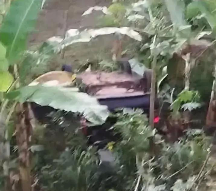 Motorista perde controle e carro capota em estrada de Itarantim