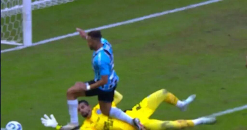 O polêmico pênalti que garantiu a vitória do Grêmio sobre o Bahia