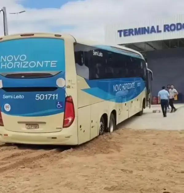 Ônibus da Novo Horizonte atolado no terminal rodoviário de Itororó