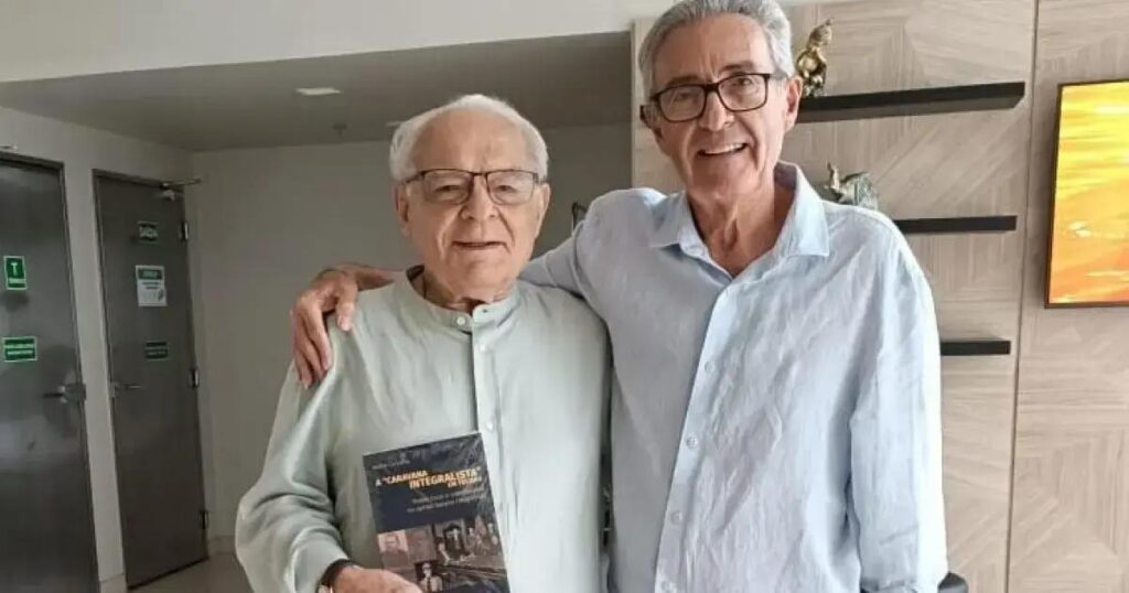 Othon Bastos recebe livro sobre história política de Tucano