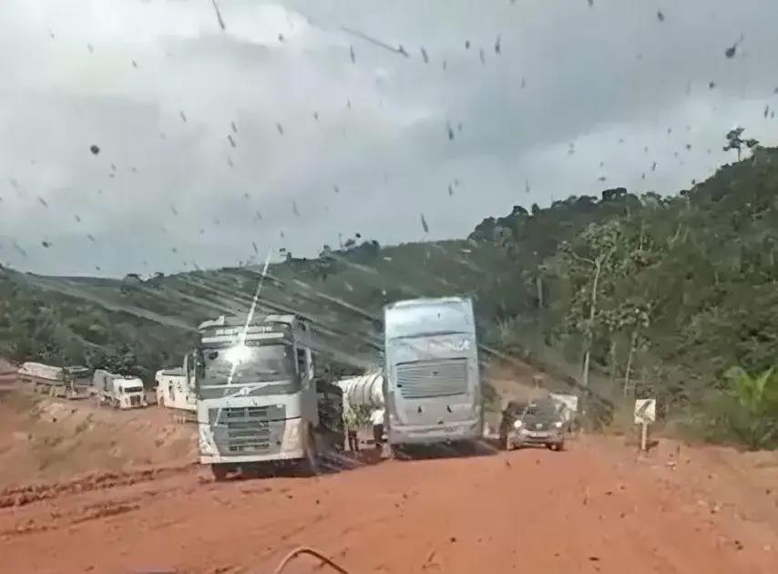 Passageiros ficam 12 horas em isolamento no desvio da BR-101