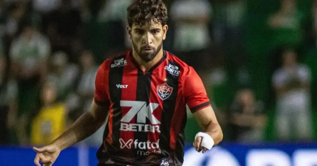 Pepê é expulso no clássico Ba-Vi após soco em Acevedo; veja como foi o jogo