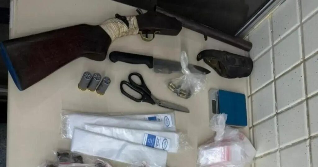 PM apreende drogas e uma arma em Jardim Santo Inácio, Salvador