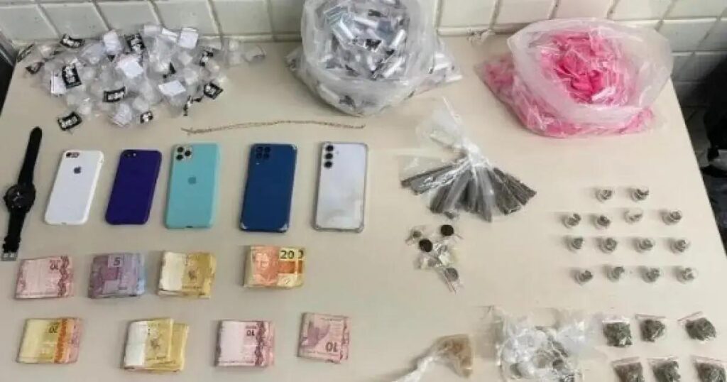 PM realiza ação em Pernambués e prende cinco suspeitos de tráfico de drogas