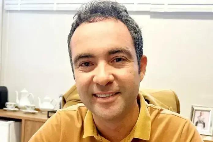 Prefeito Fabrício Abrantes doa moto a mototaxista após incêndio