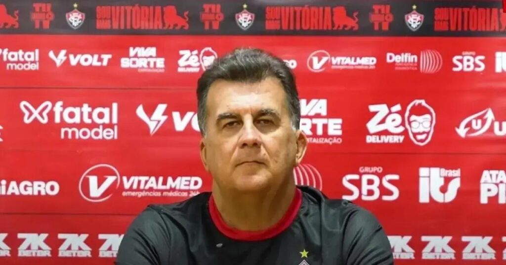 Presidente do Vitória anuncia contratações e saída de jogadores na janela
