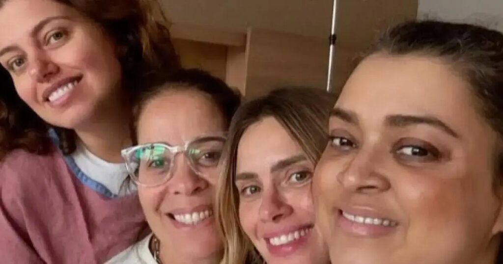 Preta Gil é internada e recebe apoio de Carolina Dieckmann durante tratamento
