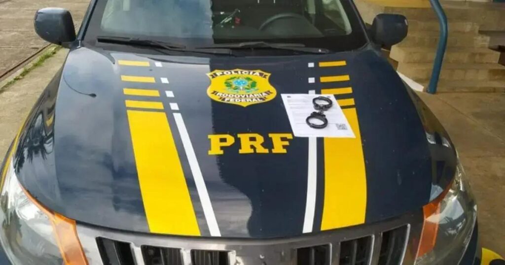 PRF prende homem procurado por homicídio qualificado na BR-101, na Bahia