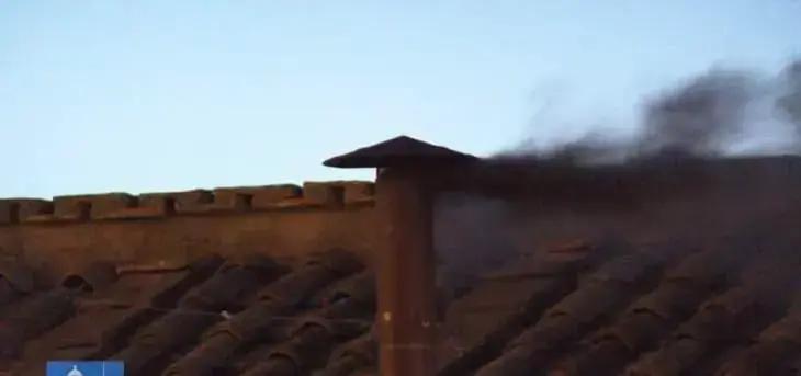 Primeiro dia do conclave e fumaça preta revela falta de consenso entre bispos