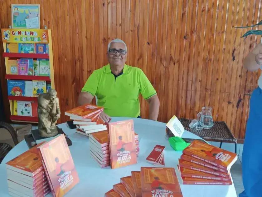 Professor Adelson lança livro de poemas no Festival Literário de Itarantim