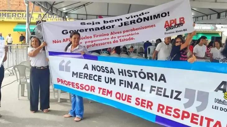 Professores de Firmino Alves reivindicam precatórios durante visita do governador