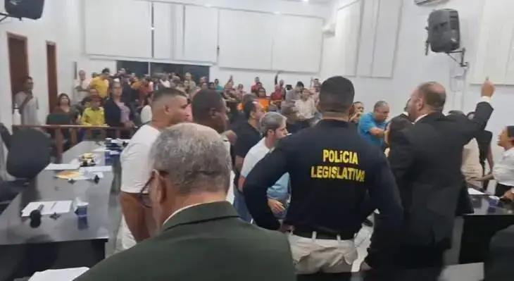 Professores e Servidores Protestam Contra Projeto de Lei em Itambé