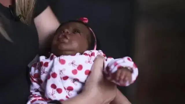 Recepcionista processa empresa por licença para cuidar de bebê reborn