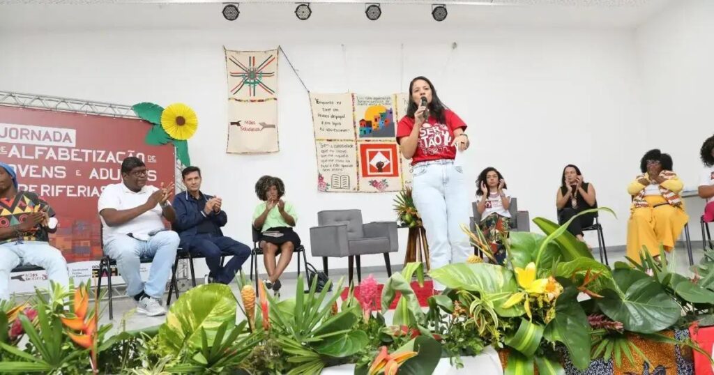 SEC discute ações para alfabetização de jovens e adultos nas periferias