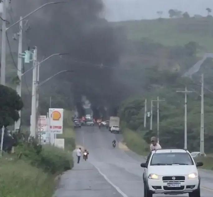 Servidores bloqueiam BA-263 em protesto contra projeto do prefeito em Itambé
