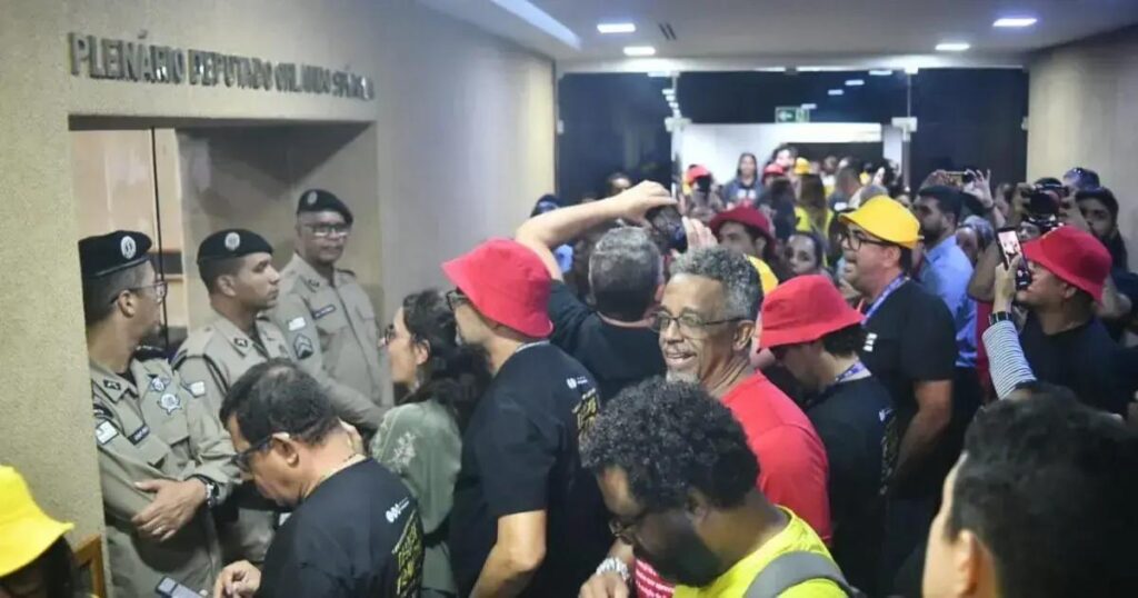 Sindicatos ocupam plenário da AL-BA exigindo votação do PCCV