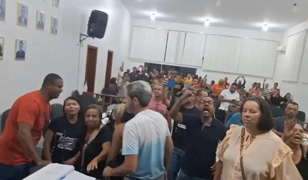 Tensão e protestos na Câmara de Itambé: Servidores enfrentam projeto de lei polêmico