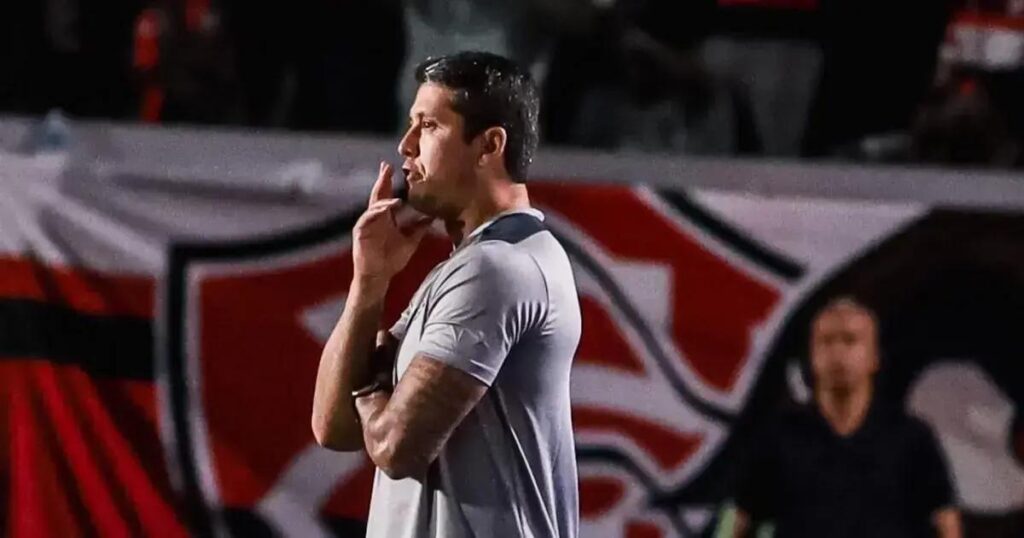 Thiago Carpini ressalta fase crítica do Vitória após derrota para o Santos