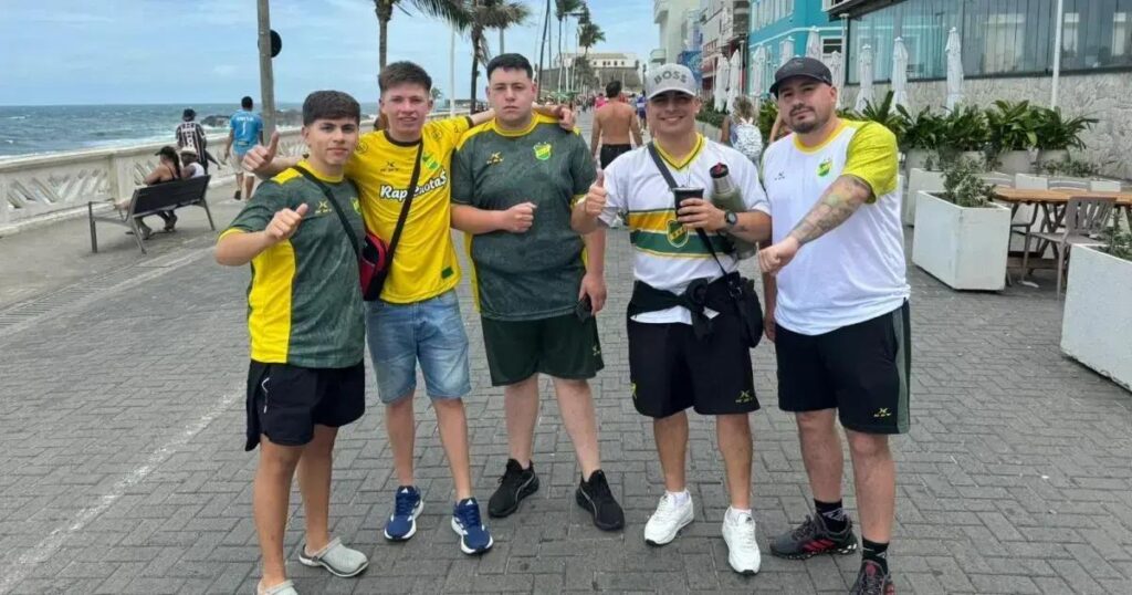 Torcedores do Defensa y Justicia chegam a Salvador para enfrentar o Vitória