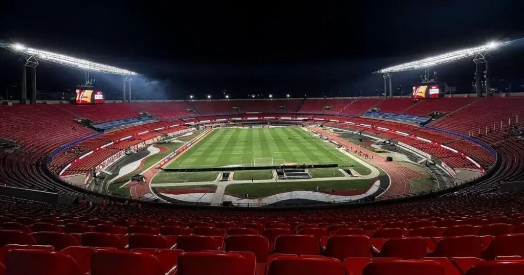 Torcedores do São Paulo feridos por placa caída no Morumbi durante Libertadores