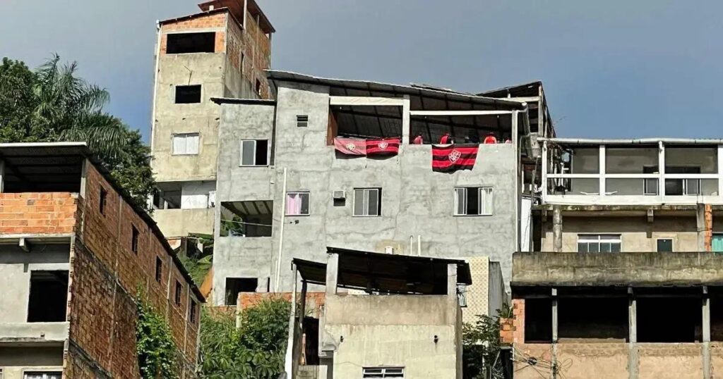 Torcida do Vitória faz festa da laje antes do Ba-Vi em Salvador