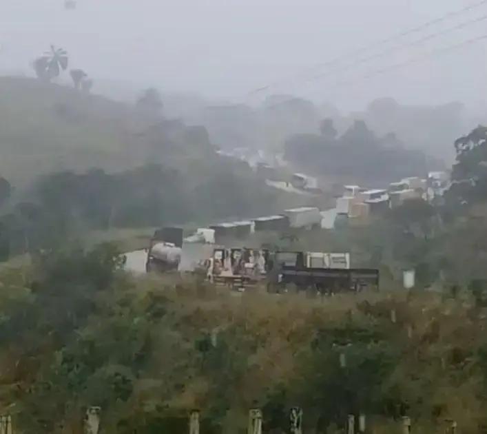 Trafego intenso na BR-101: tudo parado e vídeo que mostra a situação