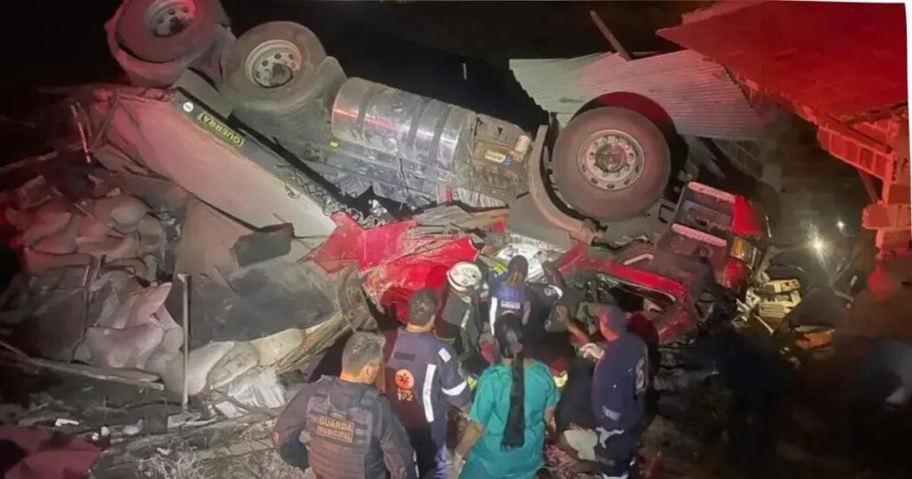 Tragédia na BR-116: casal morre em acidente e criança é resgatada