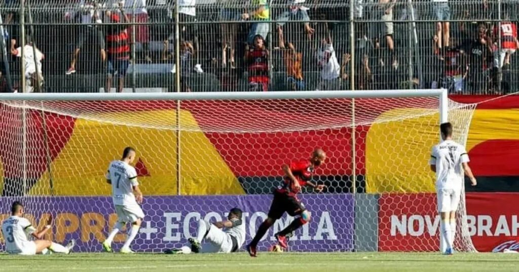 Vitória enfrenta o Santos para quebrar tabu em confronto decisivo