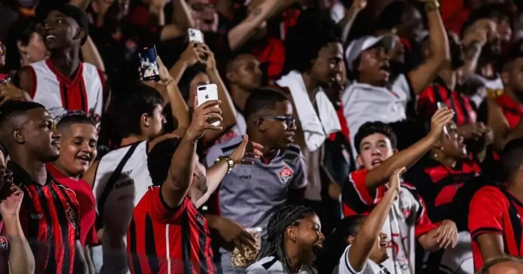 Vitória perde para o Santos em jogo do Campeonato Brasileiro 2025