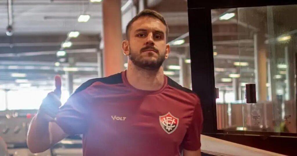 Vitória se pronuncia sobre a saída do zagueiro Bruno Uvini