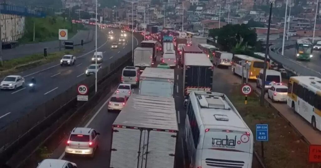 Acidente na BR-324 deixa três feridos e gera congestionamento em Pirajá
