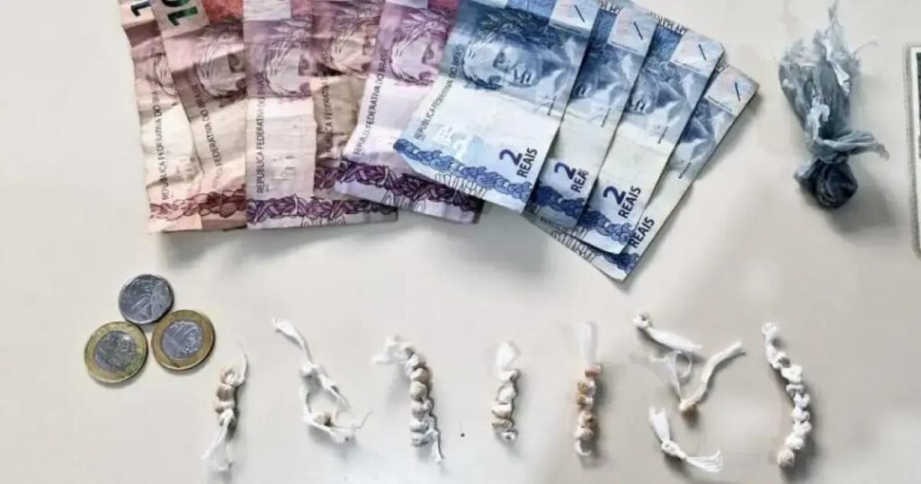 Adolescente apreendido com drogas e dinheiro em Candiba