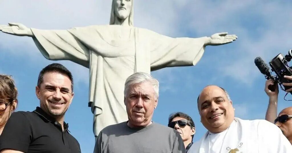 Ancelotti encanta Brasil com foto icônica no Cristo Redentor