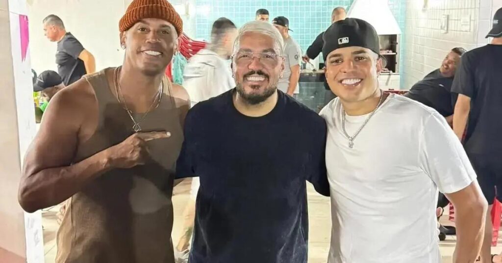 Após São João, Belo joga futebol e canta pagode com amigos em Salvador