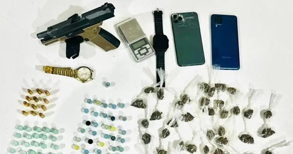 Apreensão de arma e drogas pela polícia em Lauro de Freitas